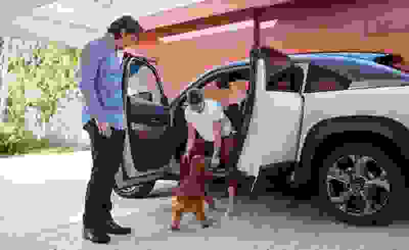 Couple enjoying lower car repayments with Guaranteed Future Value.