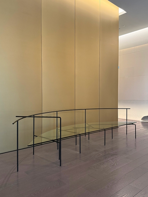 Artizon5_glassbench_KuramataShiro_2681 1.jpg