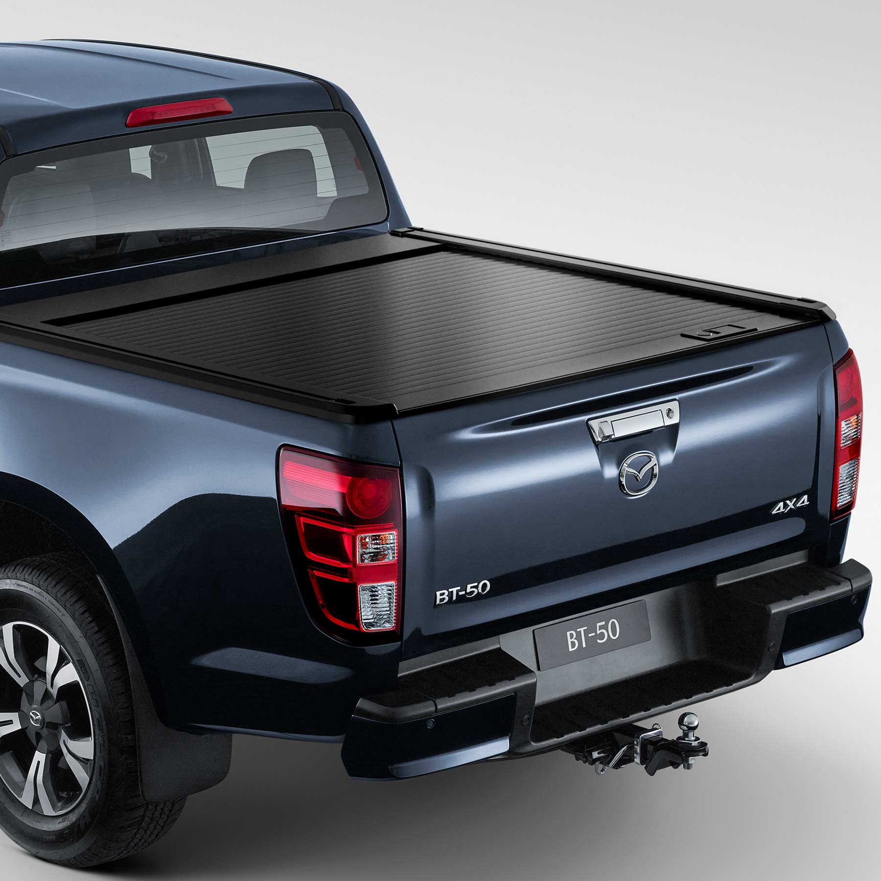 Manual roller tonneau